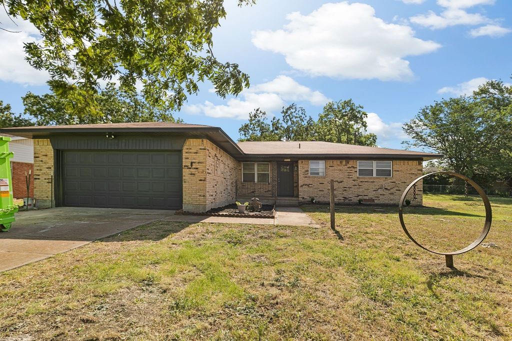 609 S Farmington Road, Howe, TX 75459