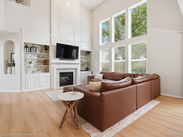 24307 Padstone Dr, Lyon Charter Township, MI 48178