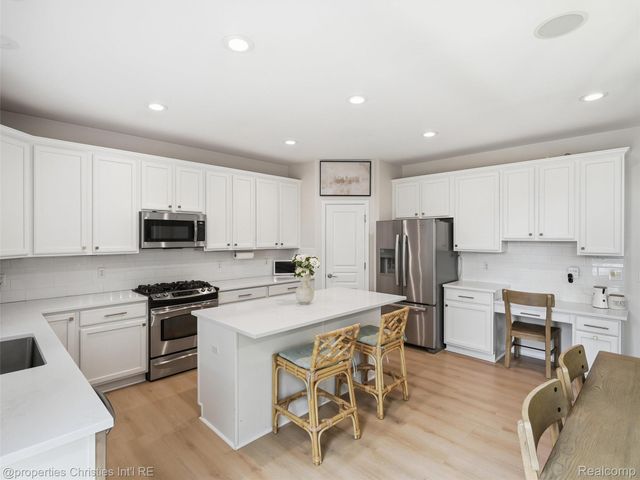 24307 Padstone Dr, Lyon Charter Township, MI 48178