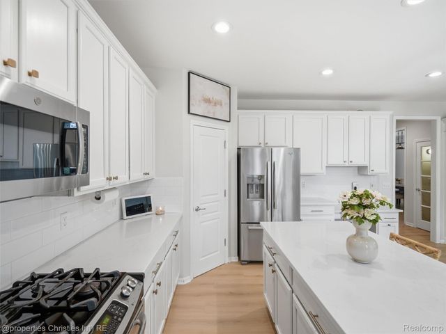 24307 Padstone Dr, Lyon Charter Township, MI 48178
