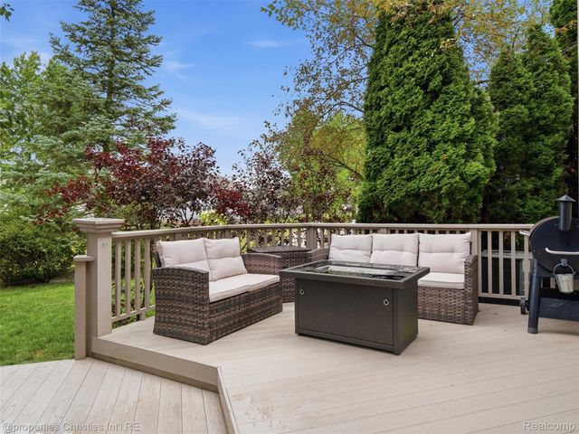 24307 Padstone Dr, Lyon Charter Township, MI 48178