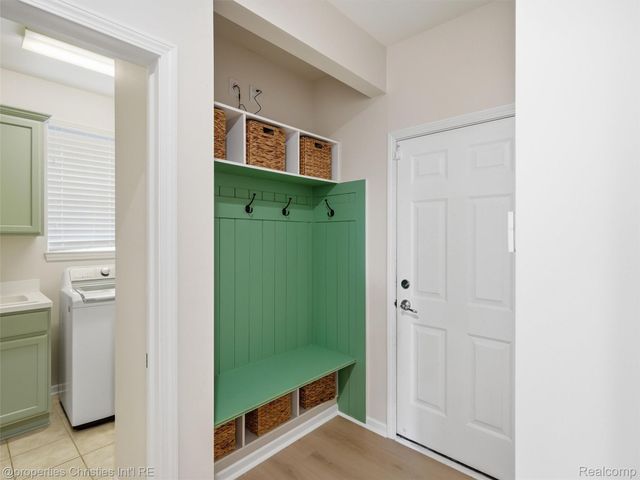 24307 Padstone Dr, Lyon Charter Township, MI 48178