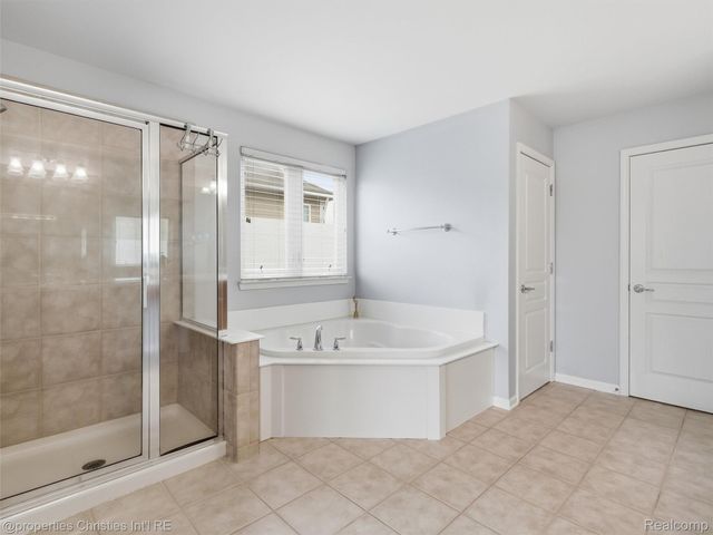 24307 Padstone Dr, Lyon Charter Township, MI 48178