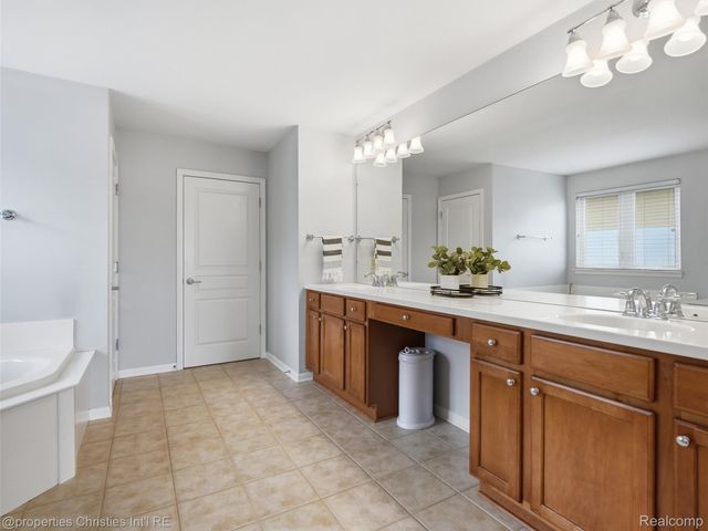 24307 Padstone Dr, Lyon Charter Township, MI 48178