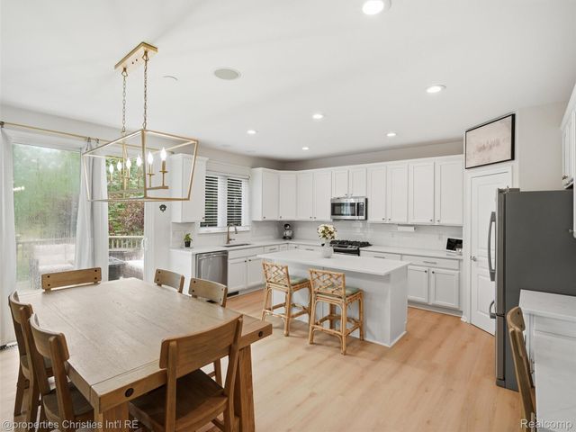 24307 Padstone Dr, Lyon Charter Township, MI 48178