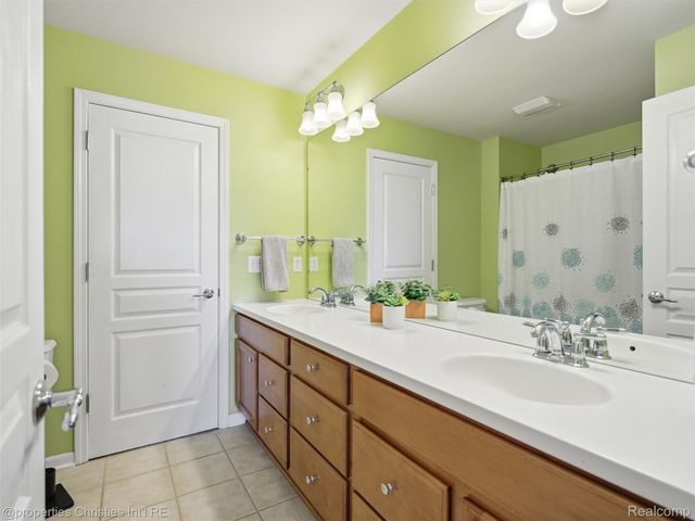 24307 Padstone Dr, Lyon Charter Township, MI 48178