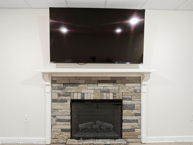 24307 Padstone Dr, Lyon Charter Township, MI 48178