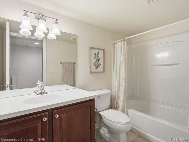 24307 Padstone Dr, Lyon Charter Township, MI 48178
