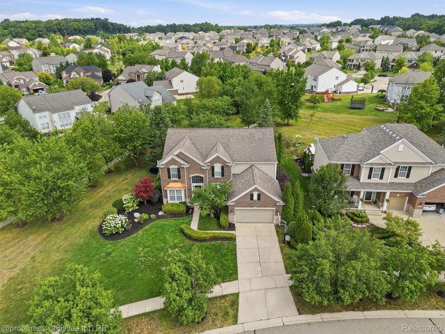 24307 Padstone Dr, Lyon Charter Township, MI 48178