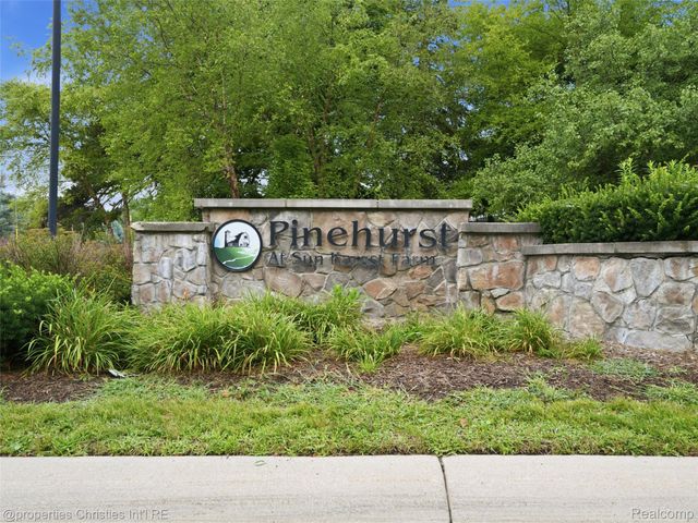 24307 Padstone Dr, Lyon Charter Township, MI 48178