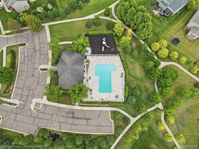 24307 Padstone Dr, Lyon Charter Township, MI 48178