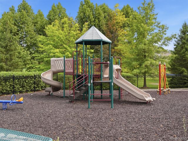 24307 Padstone Dr, Lyon Charter Township, MI 48178