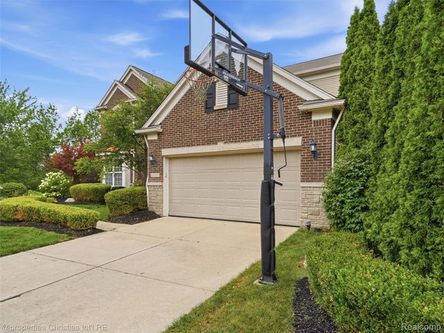 24307 Padstone Dr, Lyon Charter Township, MI 48178