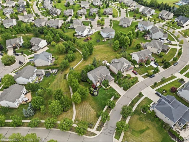 24307 Padstone Dr, Lyon Charter Township, MI 48178