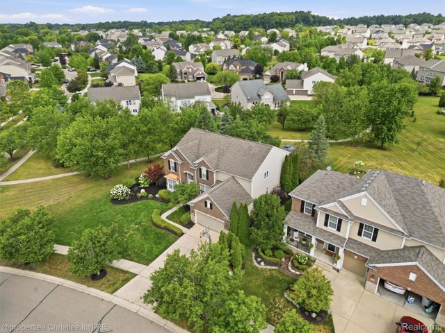24307 Padstone Dr, Lyon Charter Township, MI 48178