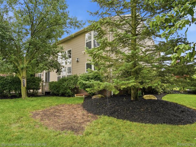24307 Padstone Dr, Lyon Charter Township, MI 48178