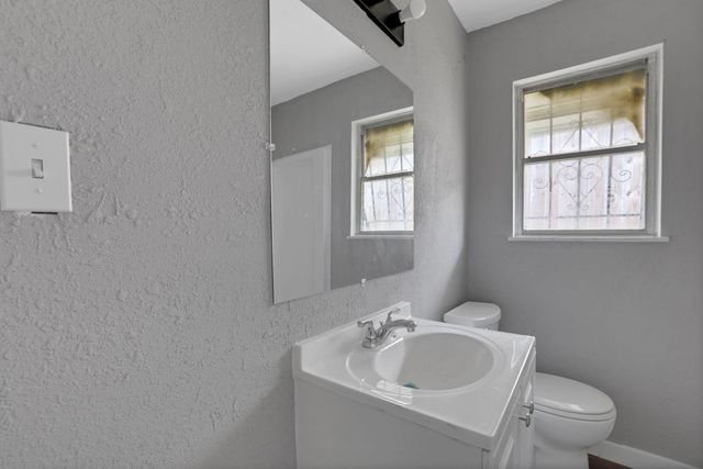 5823 Lyndhurst Drive, Houston, TX 77033