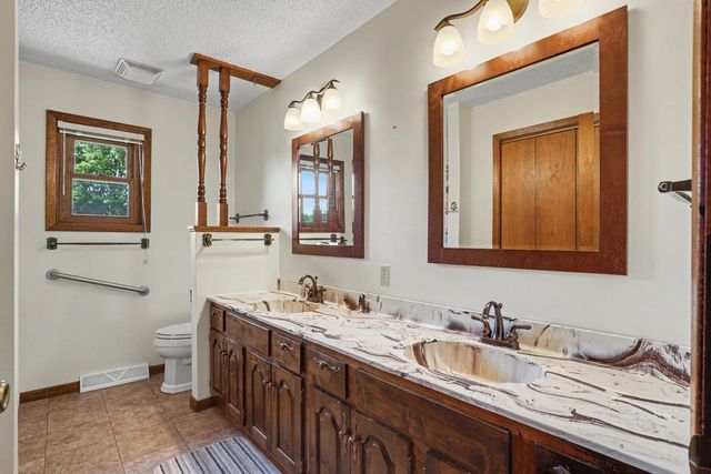 726 8th Ave NE, Oelwein, IA 50662
