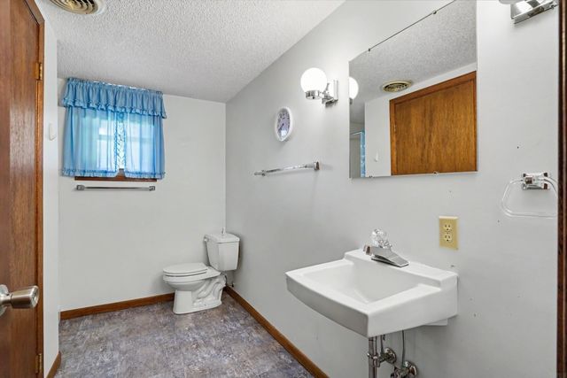 726 8th Ave NE, Oelwein, IA 50662