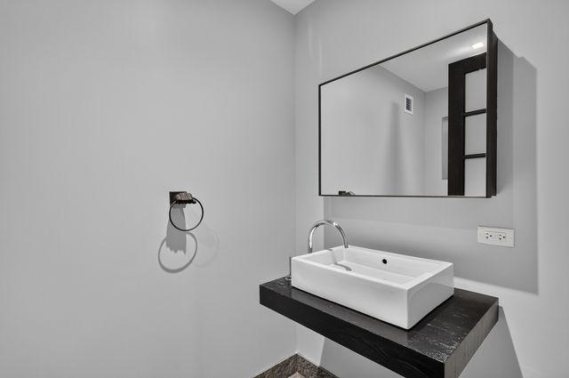 20 Pine St Apt 908, New York City, NY 10005