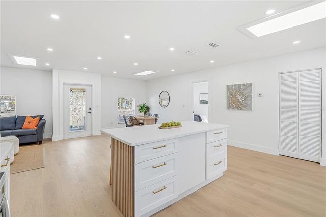 6529 S WEST SHORE CIRCLE, Tampa, FL 33616