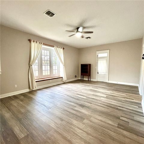 609 E Corpus Christi St, Beeville, TX 78102