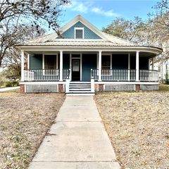 609 E Corpus Christi St, Beeville, TX 78102