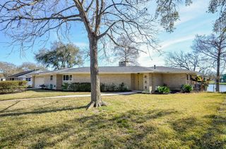 414 Lakeview Drive, Sugar Land, TX 77498