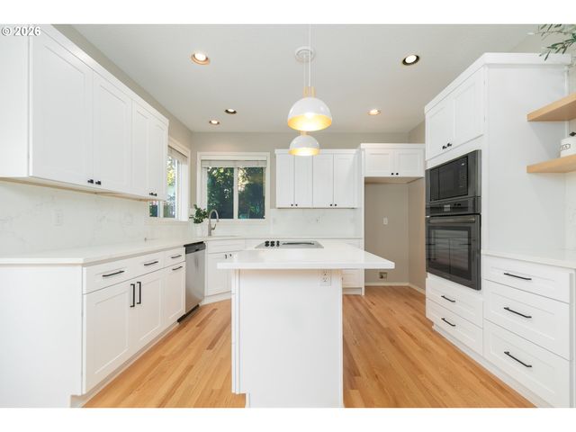 2011 Nw NEW HOPE Ct, Portland, OR 97229