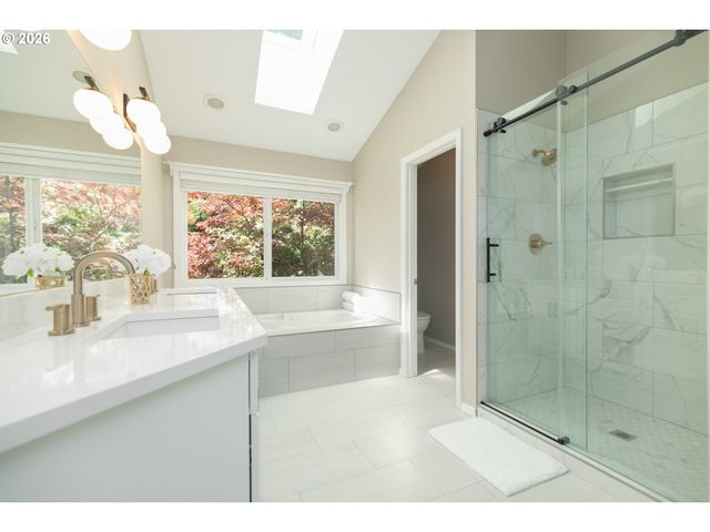 2011 Nw NEW HOPE Ct, Portland, OR 97229