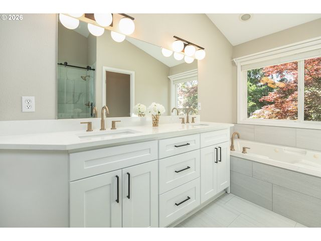 2011 Nw NEW HOPE Ct, Portland, OR 97229