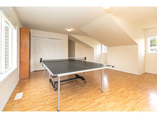 2011 Nw NEW HOPE Ct, Portland, OR 97229