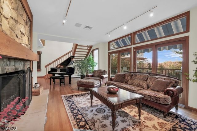 738 Ridge Rd, Kinnelon Boro, NJ 07405