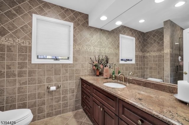 738 Ridge Rd, Kinnelon Boro, NJ 07405