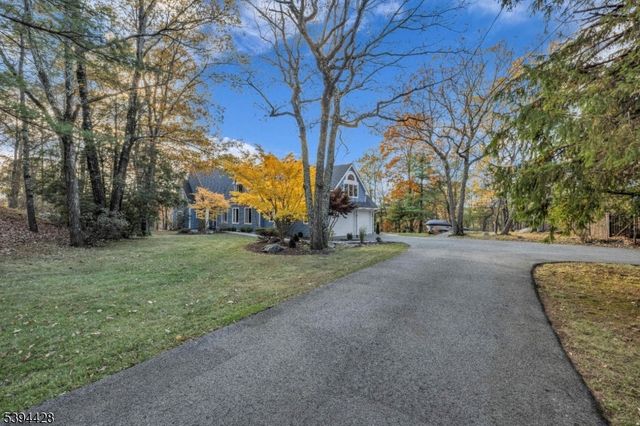 738 Ridge Rd, Kinnelon Boro, NJ 07405