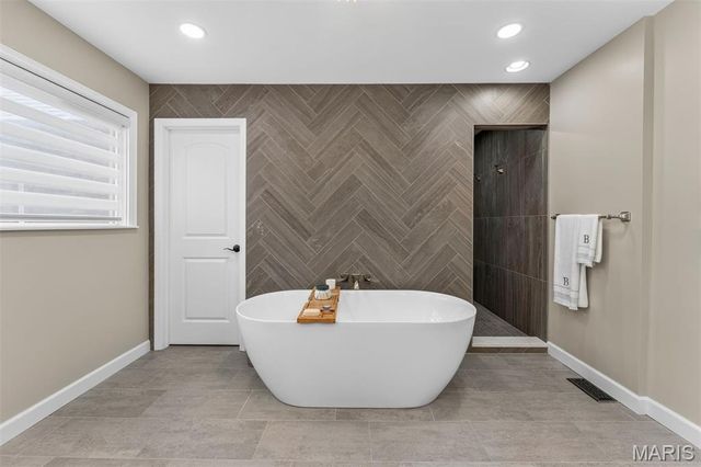 2401 Wexford Woods Court, Town And Country, MO 63131