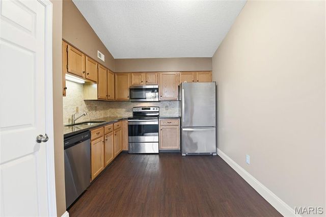 1 Berview Circle B, St Louis, MO 63129