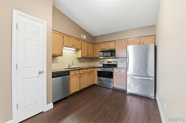 1 Berview Circle B, St Louis, MO 63129