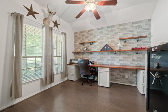 9114 Silver Back Trail, Conroe, TX 77303