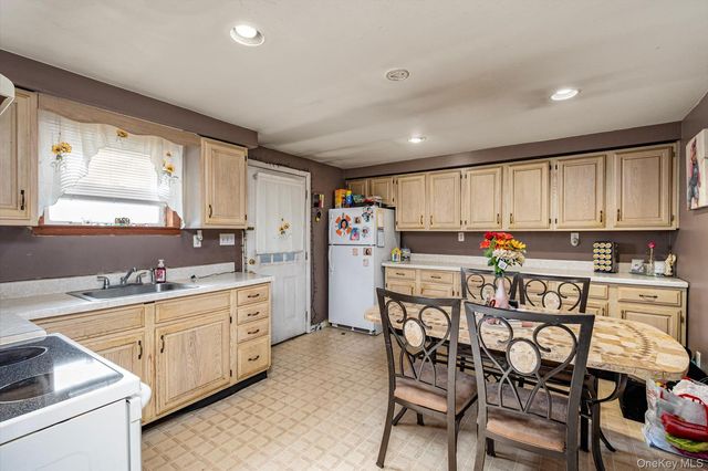 270 Old Commack Road, Kings Park, NY 11754