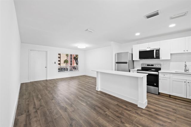 1100 Crystal Lake Dr 209, Deerfield Beach, FL 33064