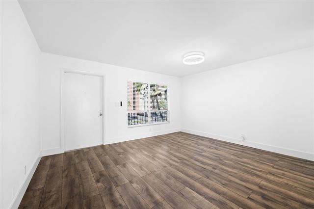 1100 Crystal Lake Dr 209, Deerfield Beach, FL 33064