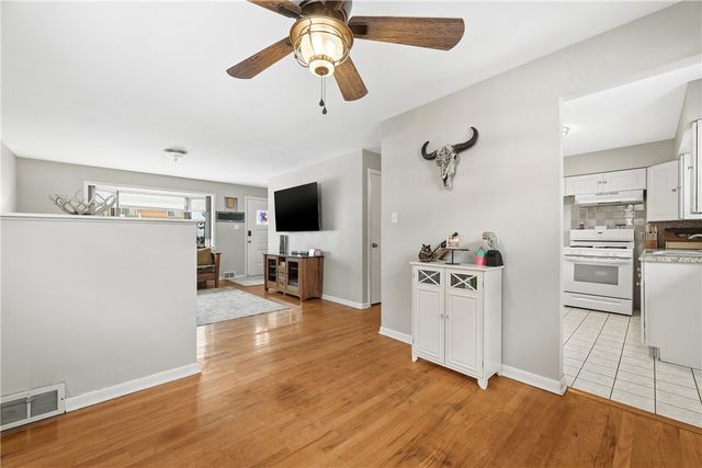 105 Mayer Dr, North Fayette, PA 15071