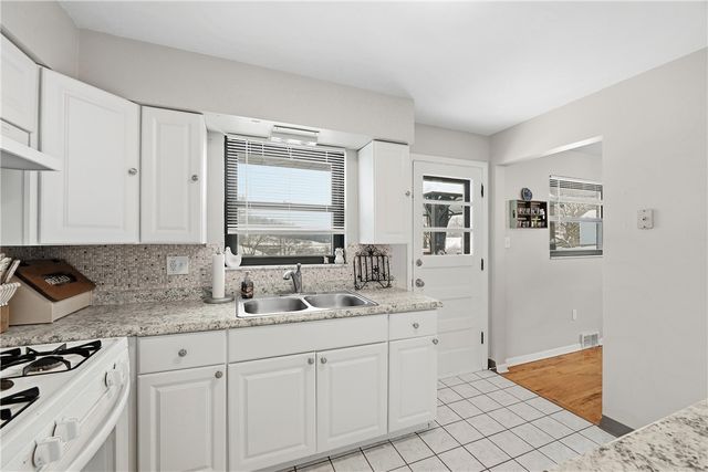 105 Mayer Dr, North Fayette, PA 15071