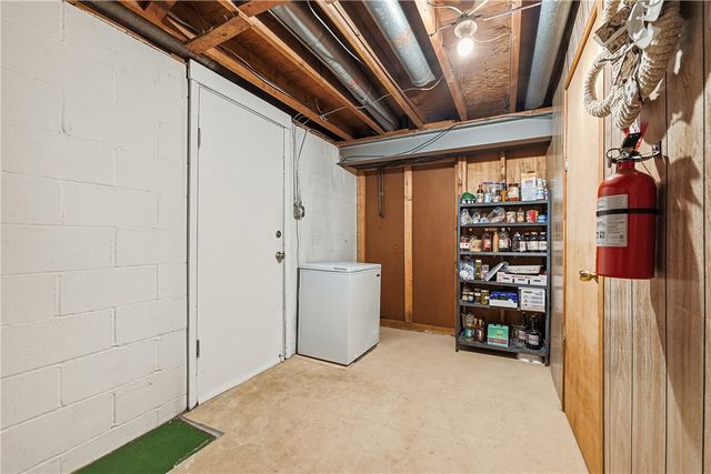 105 Mayer Dr, North Fayette, PA 15071