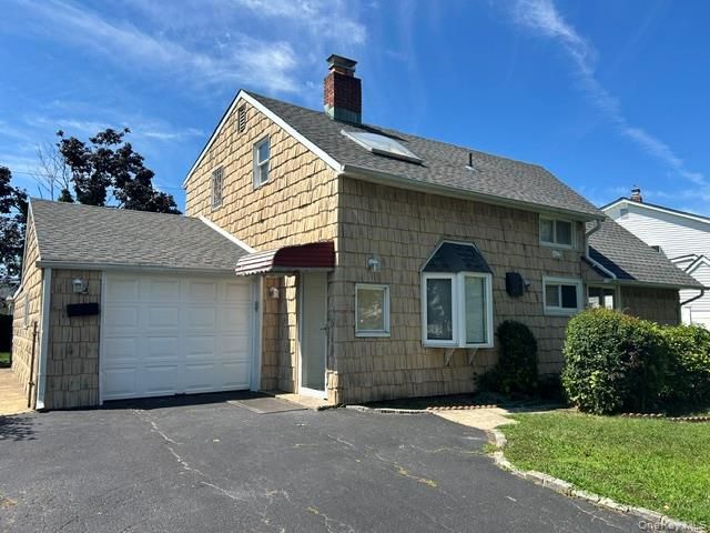 14 Cinder Lane, Hicksville, NY 11801
