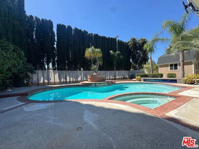 7814 Woodhall Avenue, Canoga Park (los Angeles), CA 91304
