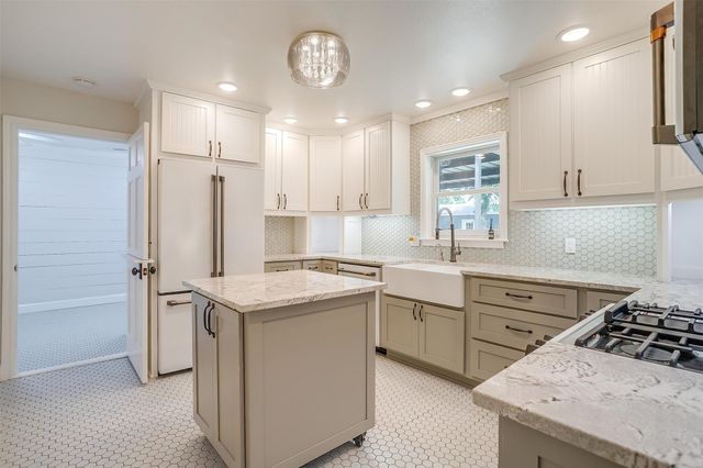 612 W Bluff, Granbury, TX 76048