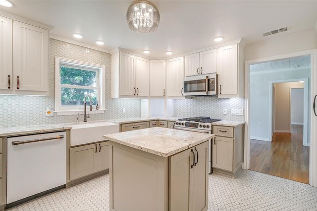 612 W Bluff, Granbury, TX 76048