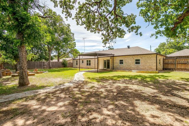 612 W Bluff, Granbury, TX 76048